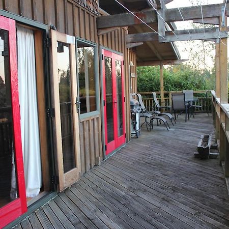 Treetop Hideaway - Taupo Holiday Home エクステリア 写真