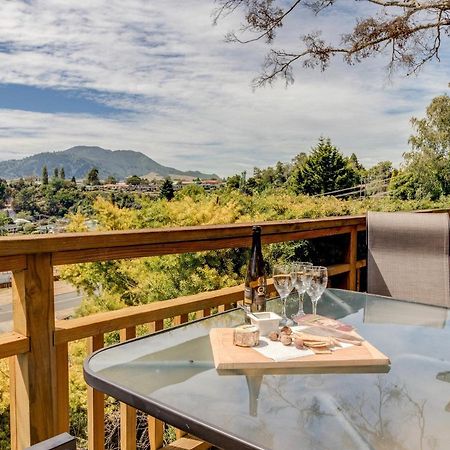 Treetop Hideaway - Taupo Holiday Home エクステリア 写真