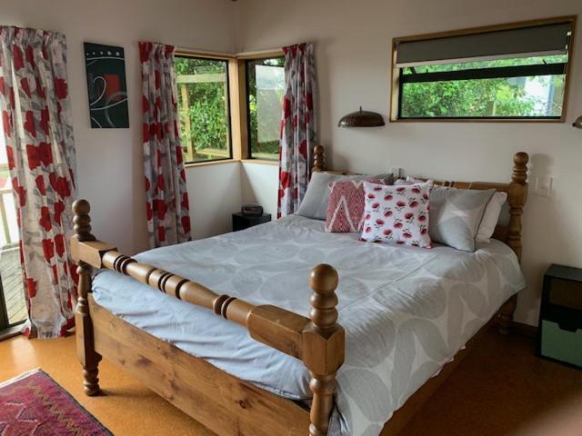 Treetop Hideaway - Taupo Holiday Home エクステリア 写真
