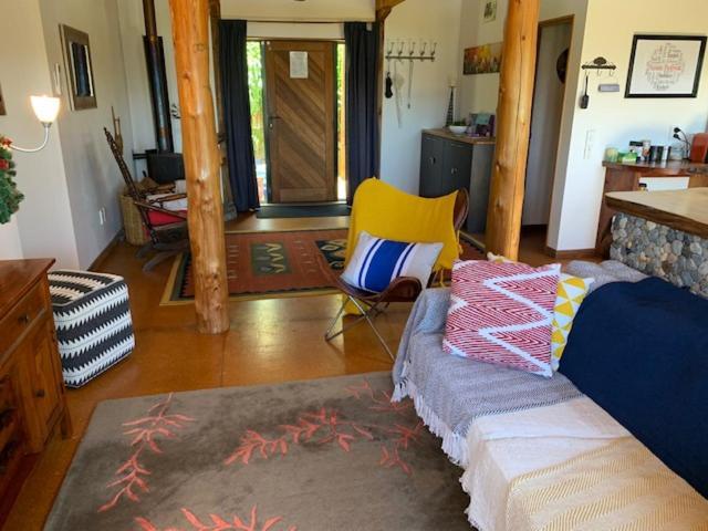 Treetop Hideaway - Taupo Holiday Home エクステリア 写真
