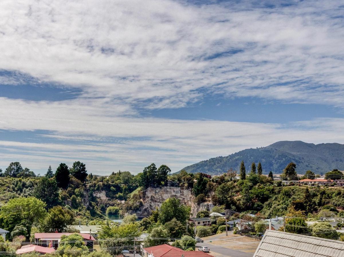 Treetop Hideaway - Taupo Holiday Home エクステリア 写真