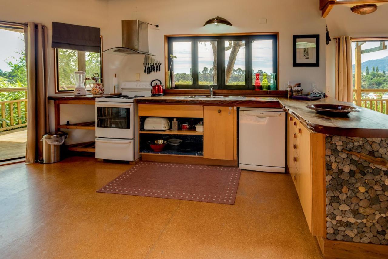 Treetop Hideaway - Taupo Holiday Home エクステリア 写真