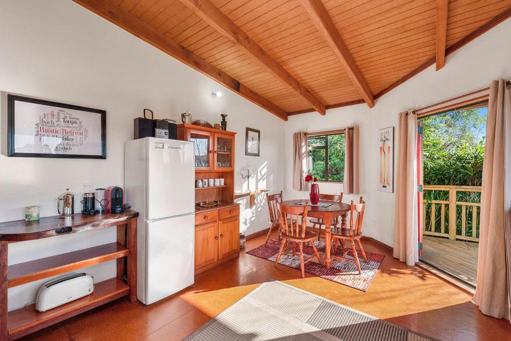 Treetop Hideaway - Taupo Holiday Home エクステリア 写真