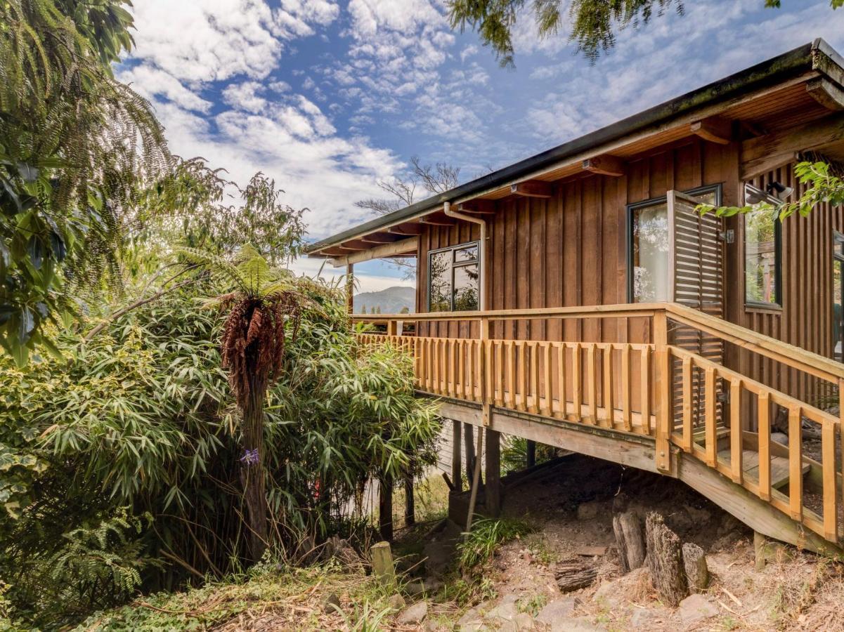 Treetop Hideaway - Taupo Holiday Home エクステリア 写真