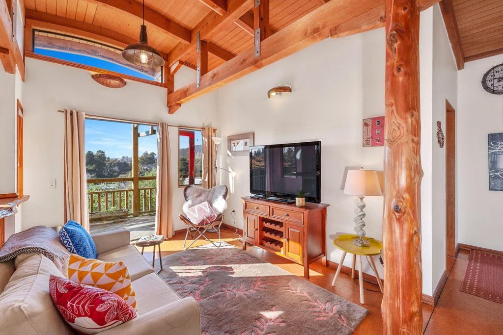 Treetop Hideaway - Taupo Holiday Home エクステリア 写真