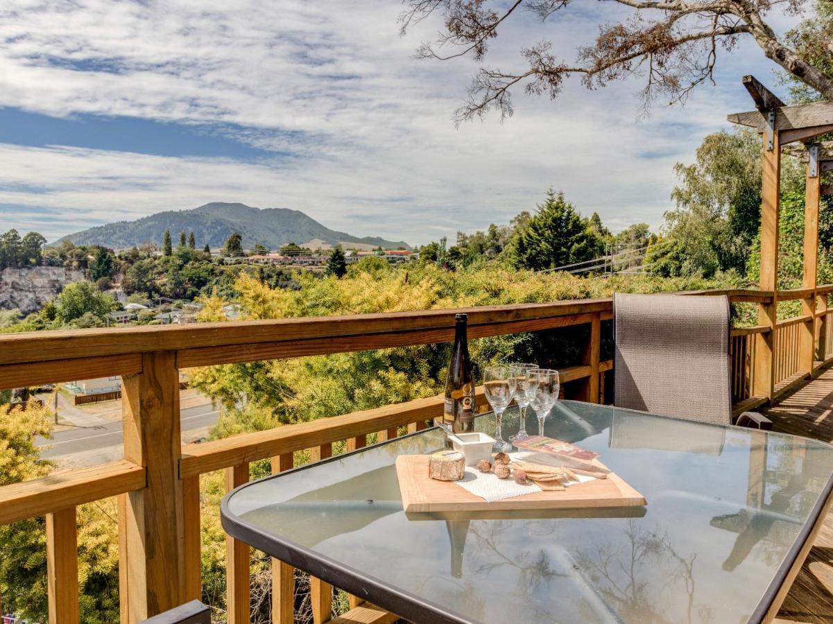Treetop Hideaway - Taupo Holiday Home エクステリア 写真
