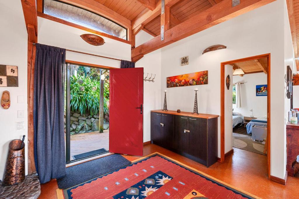 Treetop Hideaway - Taupo Holiday Home エクステリア 写真