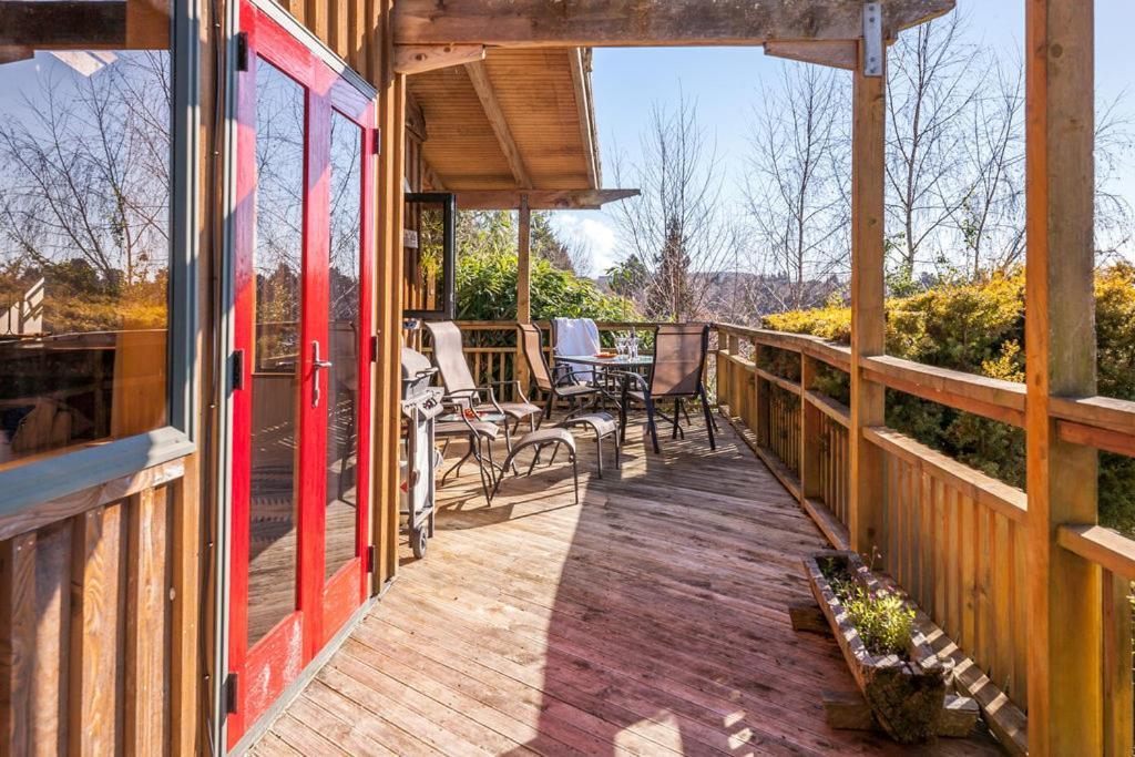 Treetop Hideaway - Taupo Holiday Home エクステリア 写真