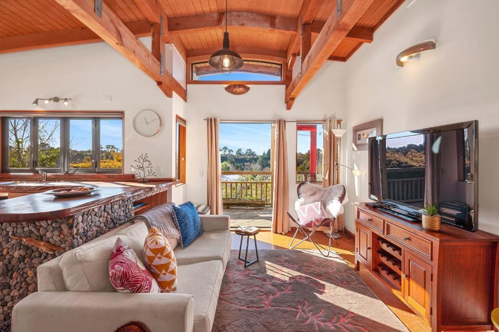 Treetop Hideaway - Taupo Holiday Home エクステリア 写真