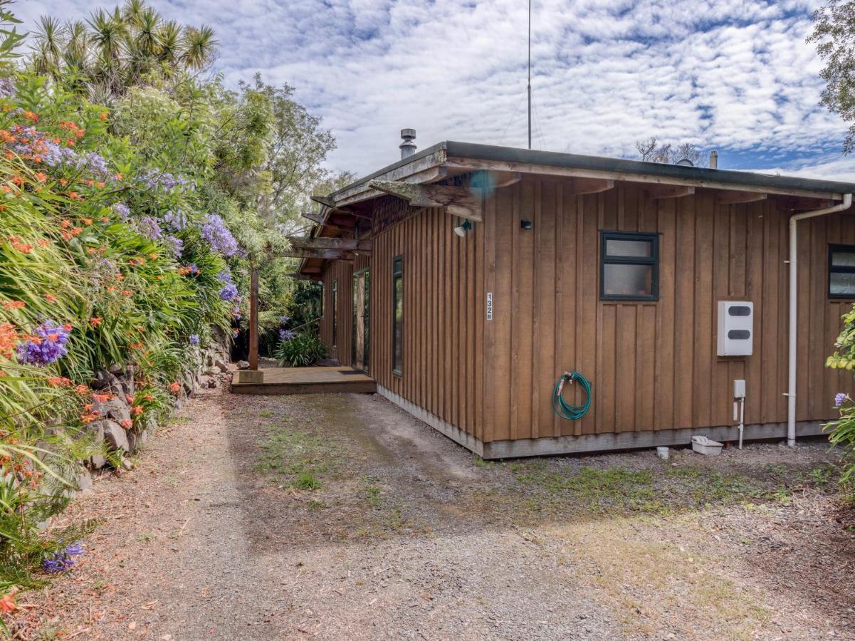 Treetop Hideaway - Taupo Holiday Home エクステリア 写真